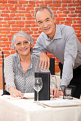 포토 JPG 해외이미지 손 기념일 셔츠 유리 남편 함께함 선물 웃음 앉기 두명 식당 식사 기댐 축하 아내 생일 우아함 닫기 60대 어깨 메뉴 블라우스 보유 옛날 유대감 해외202004 해외포토 노년 컨셉 상의 모션 재질 표정 사람 이벤트 신체부위 상점 파일형식 이미지허브