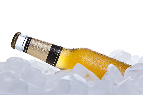 포토 JPG 해외이미지 음료 맥주 주류 사람없음 노란색 얼음 검은색 알코올 투명 액체 시원함 큐브 해외202004 해외포토 자연요소 컬러 파일형식 이미지허브