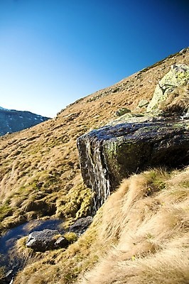 포토 JPG 해외이미지 유럽 겨울 자연 산 풍경 사람없음 야외 물 파란색 강 계곡 폭포 바위 시골 스페인 해외202004 해외포토 자연요소 계절 나라 컬러 돌_바위 생태계 파일형식 이미지허브