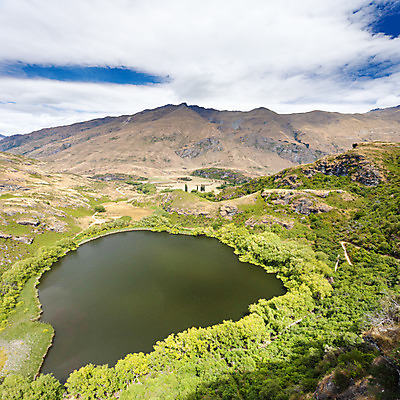포토 JPG 해외이미지 나무 식물 구름 호수 섬 여행 잎 자연 하늘 휴가 새로움 산 건조 풍경 사람없음 초록색 물 여름 파란색 갈색 환경 덮개 흰색 연못 황무지 습지 작음 언덕 뉴질랜드 멀리 남쪽 산악지대 오아시스 해외202004 해외포토 자연요소 계절 컬러 컨셉 뚜껑 오세아니아 크기 방향 생태계 파일형식 이미지허브