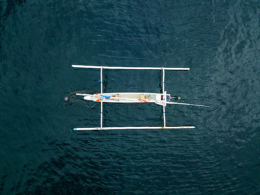 포토 JPG 해외이미지 전통 아시아 문화 바다 여행 교통시설 낚시 휴가 안테나 동양인 사람없음 야외 물 파란색 평화 어둠 흰색 어선 보트 카누 발리 인도네시아 깊이 드론 이국적 조감도 해외202004 해외포토 자연요소 나라 컬러 섬 교통 컨셉 배_교통 통신 레저 인종 수상스포츠 시설 파일형식 이미지허브