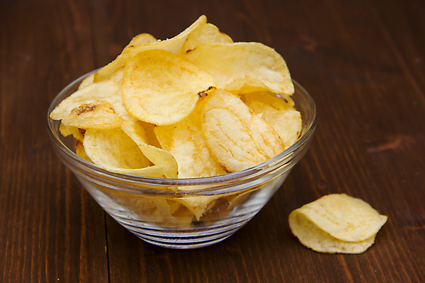 포토 JPG 해외이미지 실내 사람없음 쌓기 과자 유리그릇 감자칩 짠맛 나무배경 해외202004 해외포토 그릇 백그라운드 모션 유리 디저트 내부 칩_음식 맛 파일형식 이미지허브