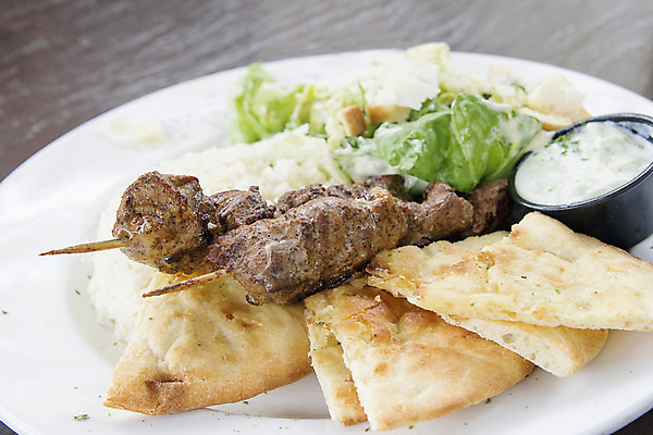 포토 JPG 해외이미지 접시 음식 빵 포크 탁자 밥 맥주 육류 요리 사람없음 식당 식사 저녁식사 샐러드 소고기 흰색 뜨거움 막대기 꼬치 칼 그릴 바비큐 인도인 지중해 양고기 점심식사 케밥 시저샐러드 전문 해외202004 해외포토 외국인 식기 바다 컬러 가구 식재료 주방용품 주류 동양인 상점 파일형식 이미지허브