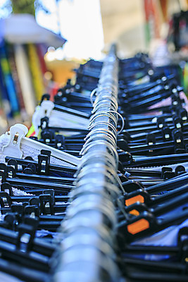 포토 JPG 해외이미지 옷 여자 분홍색 컨셉 사람없음 목재 세트 갈색 유행 상점 검은색 공백 흰색 장롱 고리 고급 우아함 선택 옷걸이 수집 오브젝트 싱글 슛 철사 신발장 스타일 많음 해외202004 해외포토 나무 컬러 가구 재료 사람 파일형식 이미지허브