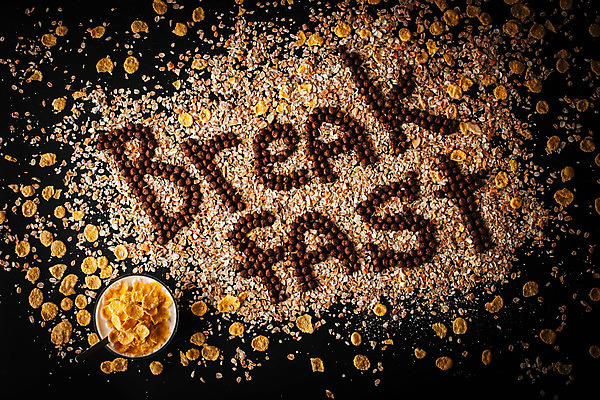 포토 JPG 해외이미지 음식 백그라운드 공 유리 건강 타이포그라피 사람없음 가로 단어 갈색 노란색 초콜릿 숟가락 검은색 신선 아침식사 인쇄 낟알 시리얼 질감 타입 구성 뮤즐리 요구르트 해외202004 해외포토 문자 컬러 재질 디저트 유제품 수저 식사 파일형식 이미지허브