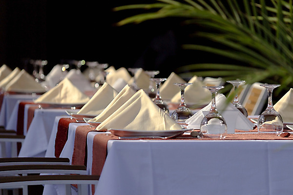 포토 JPG 해외이미지 접시 음식 포크 와인잔 의자 유리 탁자 실내 이벤트 사람없음 장식 빛 세트 파티 식당 축제 식사 저녁식사 황혼 축하 화려 고급 예측 배열 서비스 준비 냅킨 해외202004 해외포토 식기 가구 컨셉 술잔 재질 내부 상점 일몰 파일형식 이미지허브