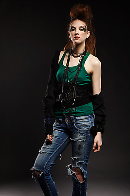 포토 JPG 해외이미지 백인 모델 라이프스타일 헤어스타일 여자 감정 유럽 문화 얼굴 한명 사람 빨간색 초록색 유행 흰색 청바지 표현 도시 화려 생강 주근깨 빨간머리 펑크 스타일 해외202004 해외포토 서양인 1 나라 컬러 컨셉 채소 바지 생활 신체부위 점 파일형식 이미지허브