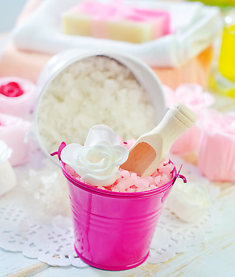 포토 JPG 해외이미지 분홍색 사람없음 아웃포커스 장미 숟가락 스파 양동이 아로마 스파용품 비누 아로마테라피 스쿱 입욕소금 해외202004 해외포토 꽃 컬러 촬영기법 수저 위생용품 미용용품 오브젝트 소금 테라피 파일형식 이미지허브