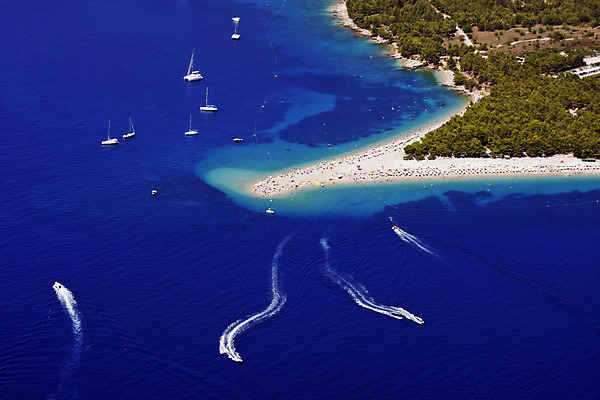 포토 JPG 해외이미지 유럽 바다 섬 여행 하늘 휴가 비행기 안테나 풍경 사람없음 야외 물 파란색 항구 도시 보트 지중해 함선 포트 남쪽 해외202004 해외포토 자연요소 나라 컬러 배_교통 통신 항공교통 교통시설 대중교통 방향 파일형식 이미지허브