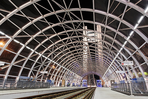 포토 JPG 해외이미지 유럽 산업 선 여행 곡선 건축양식 교통시설 전등 새로움 사람없음 야외 금속 도시 역 야간 도착 전차 철탑 타운 긴장 루마니아 일반 공학 단상 빛망울 방법 부쿠레슈티 선로 철강 콘크리트 터미널 해외202004 해외포토 자연요소 교육 건축 감정 나라 육상교통 교통 컨셉 재질 조명 대중교통 빛 탑 시설 파일형식 이미지허브