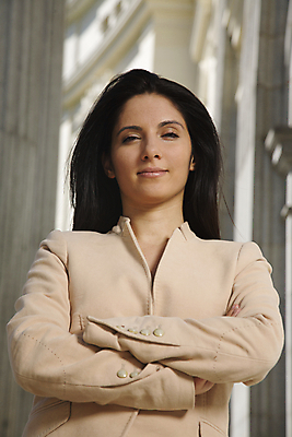 포토 JPG 해외이미지 직업 응시 여자 유럽 포즈 비즈니스 CEO 사업가 성공 노동자 갈색머리 한명 사람 정장 건물 금융 경제 회색 기둥 우승 비즈니스우먼 자신감 우아함 주식 대표 동료 경영자 리더 경영 마드리드 승자 심각 정중 스타일 치프 해외202004 해외포토 1 헤어스타일 건축물 시선 옷 건축 감정 나라 컬러 컨셉 관계 최고 직장인 파일형식 이미지허브