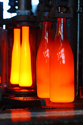 포토 JPG 해외이미지 산업 선 오렌지 공장 모션 유리 불 스트레스 사람없음 빨간색 빛 노란색 어둠 기계 장비 흐름 뜨거움 투명 액체 기다림 제조 컨테이너 플라스틱 방법 자동 제어 줄서기 철강 컨베어밸트 해외202004 해외포토 자연요소 컬러 컨셉 과일 공업 재질 파일형식 이미지허브