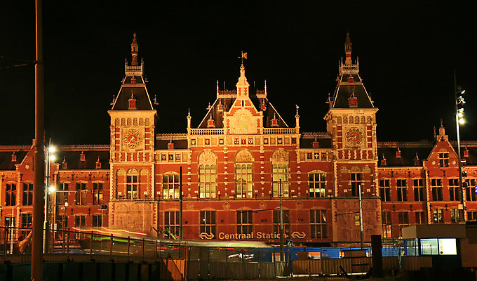 포토 JPG 해외이미지 전통 유럽 벽 여행 건축양식 자동차 벽돌 주택 석조 사람없음 건물 물 빛 강 교회 여행객 자전거 수확 도시 보트 역사 재산 황금 역 야간 댐 상인 네덜란드 정사각형 운하 천연기념물 암스테르담 옛날 정부 해외202004 해외포토 자연요소 도형 건축물 공공시설 건축 나라 육상교통 농업 배_교통 종교건축 교통시설 사람 금융 바이크 파일형식 이미지허브