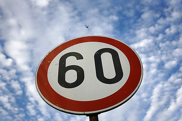 포토 JPG 해외이미지 구름 도로 하늘 거리 안전 사람없음 빨간색 검은색 시간 표지판 원형 고속도로 60대 계획 사인 속도 도로표지판 법 느림 H 한계 해외202004 해외포토 자연요소 도형 알파벳 노년 길 컬러 컨셉 교통시설 알림판 파일형식 이미지허브