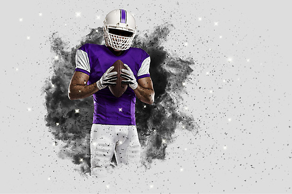 포토 JPG 해외이미지 남자 스포츠 유니폼 공 한명 사람 운동복 보라색 미식축구 축구 미국 헬멧 럭비공 미식축구선수 해외202004 해외포토 1 옷 컬러 북아메리카 운동선수 구기 보호장비 럭비용품 파일형식 이미지허브