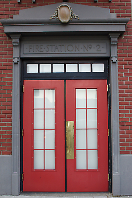 포토 JPG 해외이미지 창문 불 벽돌 안전 사람없음 건물 빨간색 문 미국 도시 역 서비스 사인 짐차 엔진 해외202004 해외포토 자연요소 건축물 컬러 북아메리카 교통시설 자동차 파일형식 이미지허브