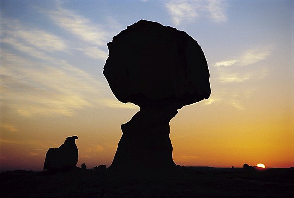 포토 JPG 해외이미지 실루엣 자연 아침 건조 사람없음 야외 태양 일출 일몰 사막 암석 저녁 부식 지형 멀리 침식 고립 혼자 해외202004 해외포토 주간 자연요소 촬영기법 노을 돌_바위 야간 생태계 파일형식 이미지허브