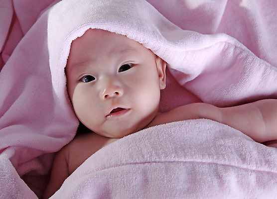 포토 JPG 해외이미지 백인 1 라이프스타일 응시 남자 행복 얼굴 어린이 백그라운드 컨셉 신체 새로움 건조 수영장 건강 한명 미소 웃음 사람 소년 수건 목욕 흰색 표현 아기 신생아 달콤 작음 피부 부드러움 월 걸음마 돌봄 해외202004 해외포토 서양인 시선 감정 컬러 모션 표정 생활 신체부위 위생용품 청결 감각 날짜 맛 크기 파일형식 이미지허브