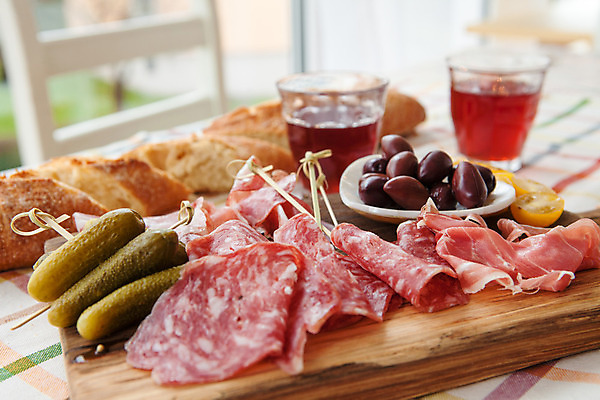 포토 JPG 해외이미지 음식 빵 토마토 도마 사람없음 목재 가로 와인 이탈리아 시골 소시지 선택 애피타이저 바게트 올리브 햄 피클 슬라이스 베이컨 살라미 스페인어 전문 짠맛 타파스 해외202004 해외포토 나무 열매 유럽 컨셉 채소 재료 주방용품 주류 육류 돼지고기 가공식품 맛 절임 파일형식 이미지허브