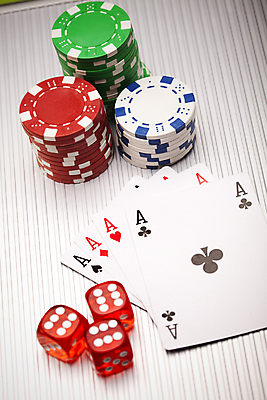 포토 JPG 해외이미지 실내 사람없음 쌓기 트럼프 포커칩 도박 카지노 주사위 흰배경 겜블 해외202004 해외포토 백그라운드 모션 내부 놀이용품 흰색 포커 파일형식 이미지허브