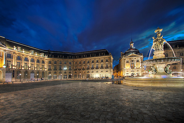 포토 JPG 해외이미지 건축물 건축양식 풍경 사람없음 야외 빛 조각상 프랑스 도시 야간 광장 보르도 분수_분수대 해외202004 해외포토 자연요소 건축 유럽 조형물 분수대 파일형식 이미지허브