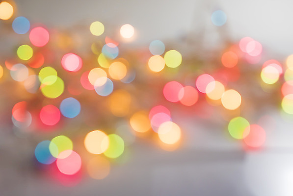 포토 JPG 해외이미지 백그라운드 겨울 거리 사람없음 빨간색 빛 반짝임 컬러풀 노란색 파티 검은색 축제 축하 저녁 소프트포커스 보케 블러 효과 해외202004 해외포토 계절 컬러 컨셉 모션 촬영기법 이벤트 야간 파일형식 이미지허브