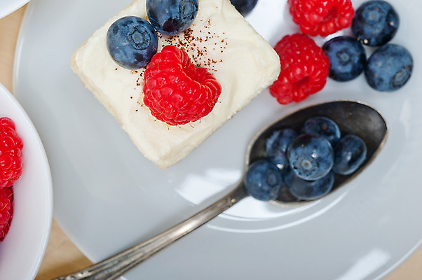 포토 JPG 해외이미지 접시 디저트 사람없음 케이크 숟가락 달콤 블루베리 산딸기 해외202004 해외포토 식기 음식 과일 수저 맛 파일형식 이미지허브