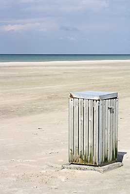 포토 JPG 해외이미지 모래 바다 덴마크 풍경 사람없음 야외 목재 세로 여름 모래사장 바구니 환경 맑음 재활용 쓰레기통 캔 쓰레기 폐기물 컨테이너 낭비 해외202004 해외포토 나무 계절 산업 컨셉 재료 날씨 북유럽 친환경 파일형식 이미지허브