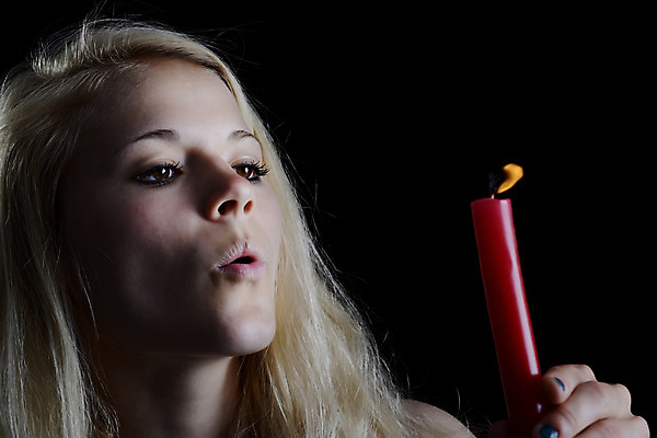 포토 JPG 해외이미지 긴머리 여자 행복 촛불 검은배경 불 불꽃 한명 미소 10대 빨간색 빛 청춘 금발 기쁨 불기 연소 고립 광 심지 성인여자만 해외202004 해외포토 자연요소 1 헤어스타일 감정 컬러 백그라운드 컨셉 초 모션 청소년 표정 사람 검은색 여자만 성인만 파일형식 이미지허브