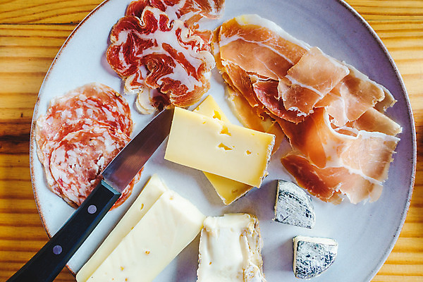 포토 JPG 해외이미지 치즈 실내 사람없음 하이앵글 나이프 안주 살라미 프로슈토 나무배경 해외202004 와인플래터 해외포토 식기 뷰포인트 백그라운드 유제품 내부 칼 햄 파일형식 이미지허브