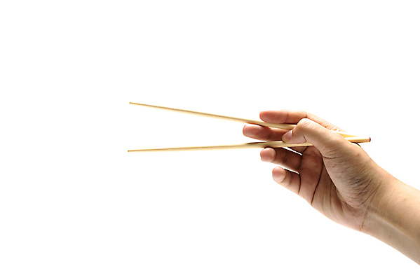 포토 JPG 해외이미지 손 젓가락 실내 들기 신체부위 젓가락질 해외202004 해외포토 모션 수저 사람 손짓 내부 파일형식 이미지허브