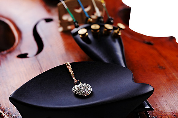 포토 JPG 해외이미지 전신 모양 악기 음악 곡선 사람없음 목재 한개 갈색 골동품 끈 클래식 황폐 보석 바이올린 목공예 구식 옛날 해외202004 해외포토 나무 1 선 컬러 컨셉 재료 현악기 문화예술 광석 공예 파일형식 이미지허브