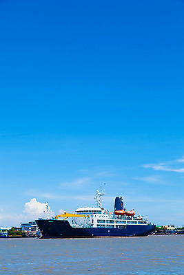 포토 JPG 해외이미지 산업 바다 비즈니스 교통시설 하늘 항해 사람없음 물 글로벌 쌓기 금속 항구 장비 화물 보트 큼 컨테이너 화물선 기중기 무역 함선 상업 포트 물류 로딩 수입 터미널 해외202004 해외포토 자연요소 교통 배_교통 모션 재질 운송업 중장비 크기 시설 파일형식 이미지허브