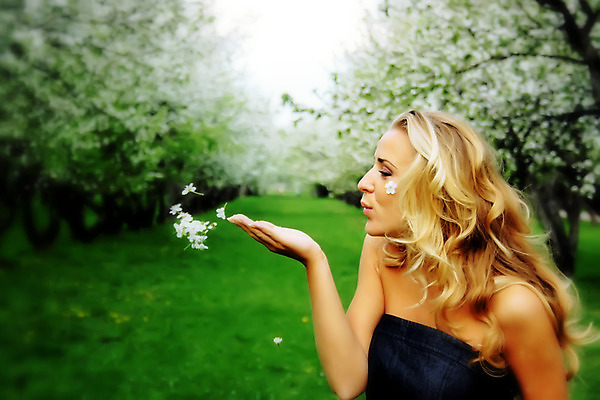 포토 JPG 해외이미지 나무 한명 초록색 금발 정원 봄 체리 불기 타격 해외202004 해외포토 식물 1 헤어스타일 계절 컬러 과일 모션 사람 파일형식 이미지허브