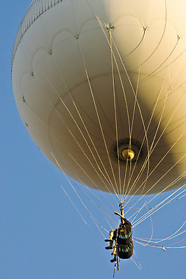 포토 JPG 해외이미지 주간 전신 하늘 매달리기 사람 풍경 야외 두명 열기구 비행 해외202004 해외포토 자연요소 항공교통 모션 파일형식 이미지허브