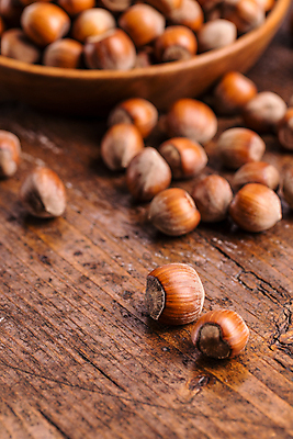 포토 JPG 해외이미지 실내 사람없음 아웃포커스 견과류 헤이즐넛 나무배경 해외202004 해외포토 백그라운드 촬영기법 내부 파일형식 이미지허브