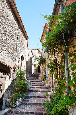 포토 JPG 해외이미지 길 거리 주택 사람없음 세로 여름 파란색 햇빛 계단 맑음 프랑스 셔터 프랑스어 프로방스 해외202004 해외포토 문자 계절 유럽 컬러 날씨 건물 태양 파일형식 이미지허브