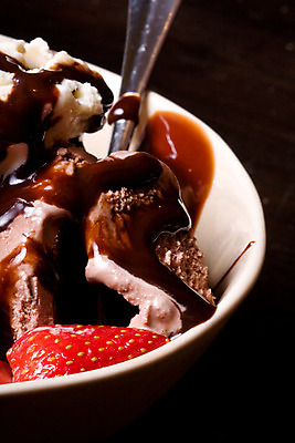 포토 JPG 해외이미지 음식 과일 아이스크림 디저트 사람없음 컵 갈색 식당 초콜릿 냉동 얼음 추위 대접 사발 달콤 크림 토핑 일요일 캐러멜 해외202004 해외포토 자연요소 식기 컬러 상점 사기그릇 맛 요일 파일형식 이미지허브