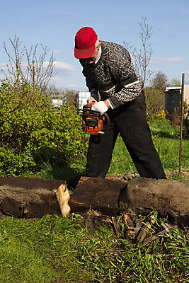 포토 JPG 해외이미지 나무 백인 손 노년 남자 채소 노동자 한명 사람 야외 목재 여름 정원 기계 공구 시골 업무 널 자르기 싱글 원예 통나무 잡동사니 벌목 수목 옛날 전기톱 톱질 해외202004 해외포토 서양인 식물 직업 1 계절 재료 모션 성인 취미 신체부위 도구 작업 톱 파일형식 이미지허브
