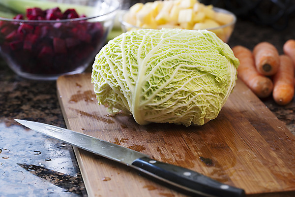 포토 JPG 해외이미지 음식 채소 재료 도마 건강 사람없음 목재 초록색 머리 신선 원형 칼 자르기 유기농 양배추 날것 채식주의자 해외202004 해외포토 도형 나무 웰빙 컬러 모션 주방용품 신체부위 채식 파일형식 이미지허브