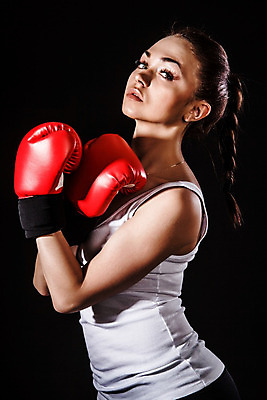포토 JPG 해외이미지 백인 모델 라이프스타일 여자 유럽 스포츠 장갑 백그라운드 갈색머리 건강 한명 성인 빨간색 상자 갈색 검은색 어둠 힘 블록 흰색 보호 위험 위협 싸움 스트라이크 엮은 운동가 킥복싱 해외202004 해외포토 서양인 1 헤어스타일 잡화 나라 컬러 컨셉 모션 사람 생활 권투 파일형식 이미지허브