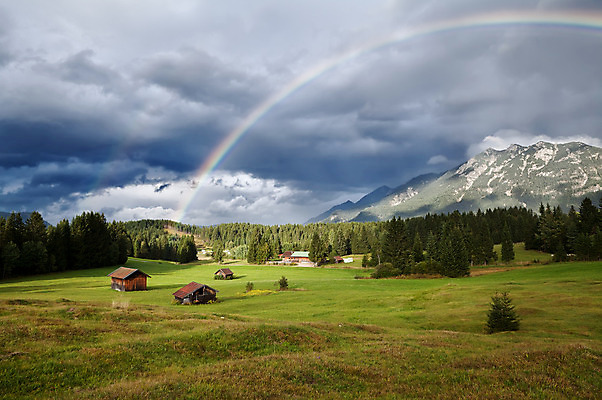 포토 JPG 해외이미지 나무 구름 여행 무지개 밭 자연 하늘 날씨 산 주택 독일 풍경 사람없음 야외 목재 여름 컬러풀 햇빛 농경지 맑음 하이킹 가을 시골 오스트리아 숲 오두막 언덕 알프스 폭풍 침엽수 추적 샤워실 가문비나무 바이에른 바이에른사람 산맥 해외202004 해외포토 자연요소 식물 계절 유럽 컬러 농업 재료 모션 레저 건물 태양 농장 생태계 샤워시설 파일형식 이미지허브