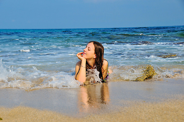 포토 JPG 해외이미지 여자 호수 얼굴 모래 파도 바다 여행 신체 자연 하늘 휴가 휴식 한명 사람 성인 해변 물 파란색 침묵 젖음 선탠 해외202004 해외포토 자연요소 1 컬러 컨셉 신체부위 소리 생태계 파일형식 이미지허브