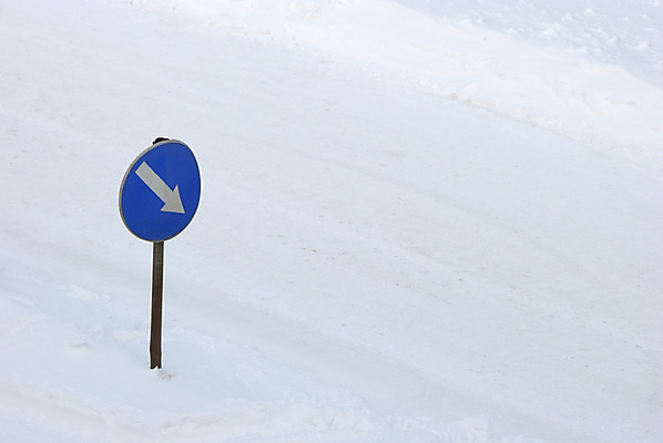 포토 JPG 해외이미지 도로 길 여행 겨울 자국 날씨 화살 사람없음 파란색 햇빛 얼음 운전 추위 흰색 가리킴 닫기 위험 시원함 방향 심볼 사인 도로표지판 길가 루트 방법 해외202004 해외포토 자연요소 계절 컬러 컨셉 교통시설 모션 손짓 태양 표지판 파일형식 이미지허브