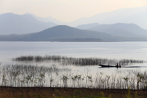 포토 JPG 해외이미지 실루엣 아들 호수 가족 자연 낚시 휴가 풍경 취미 사람없음 야외 물 여름 강 반사 침묵 황혼 일몰 새벽 캠핑 보트 아빠 고독 승차 어부 장면 주말 모터 뱃놀이 해외202004 해외포토 자연요소 직업 계절 감정 배_교통 관계 모션 레저 촬영기법 노을 전통놀이 소리 생태계 파일형식 이미지허브