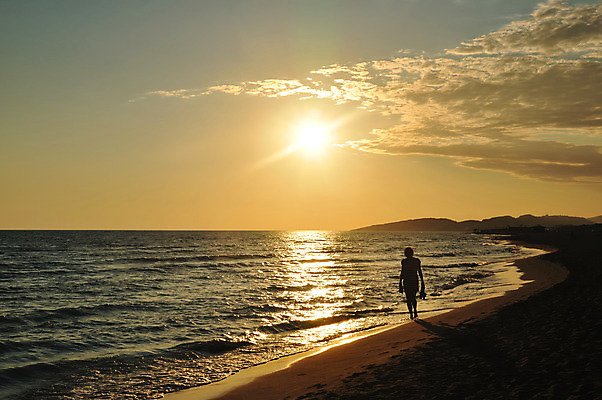 포토 JPG 해외이미지 라이프스타일 모래 바다 여행 우산 자연 하늘 휴가 휴식 사람 사람없음 야외 물 햇빛 태양 걷기 맑음 일몰 산책 휴양지 해외202004 해외포토 자연요소 컨셉 모션 날씨 생활 노을 장소 생태계 파일형식 이미지허브