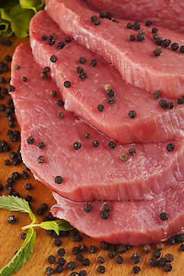 포토 JPG 해외이미지 음식 백그라운드 육류 돼지고기 사람없음 빨간색 소고기 흰색 소시지 변화 자르기 흰배경 날것 고립 해외202004 해외포토 컬러 컨셉 식재료 모션 가공식품 파일형식 이미지허브