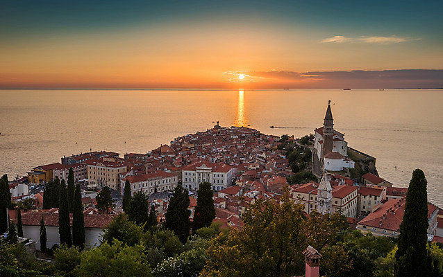 포토 JPG 해외이미지 나무 유럽 바다 여행 오렌지 건축양식 하늘 지붕 주택 안테나 풍경 사람없음 야외 건물 빨간색 물 여름 빛 도시풍경 햇빛 태양 성당 교회 탑 정원 일몰 활발 도시 중세 역사 저녁 그림 타운 슬로베니아 옛날 많음 해외202004 해외포토 자연요소 식물 건축물 계절 건축 나라 컬러 컨셉 과일 통신 종교건축 노을 야간 파일형식 이미지허브