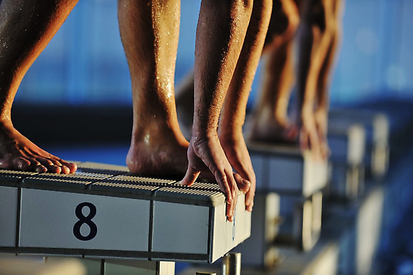 포토 JPG 해외이미지 손 스포츠 발 수영장 경기 아웃포커스 신체부위 운동 수영 잡기 수영선수 준비자세 스타트대 해외202004 해외포토 포즈 모션 운동선수 촬영기법 건강 사람 수상스포츠 준비 수영용품 파일형식 이미지허브