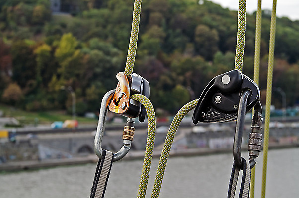 포토 JPG 해외이미지 라이프스타일 밧줄 벽 스포츠 백그라운드 컨셉 산 건강 안전 취미 사람없음 야외 금속 등산 장비 공구 악단 고리 구출 보호 위험 묶기 오브젝트 보안 오르기 매듭 긴장 기어 조립 지원 철강 해외202004 해외포토 감정 줄 음악 모션 재질 생활 트래킹 도구 도움 파일형식 이미지허브